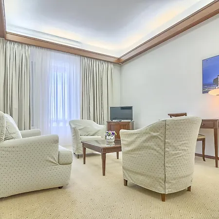 Neptun מלון בריוני